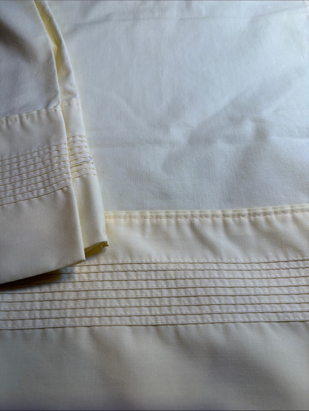 Vintage Butter Yellow Springmade NWOT set of 2 Pintuck Cotton pillowcases. FF